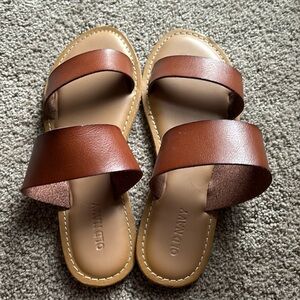 Women’s Old Navy sandals Size 6.